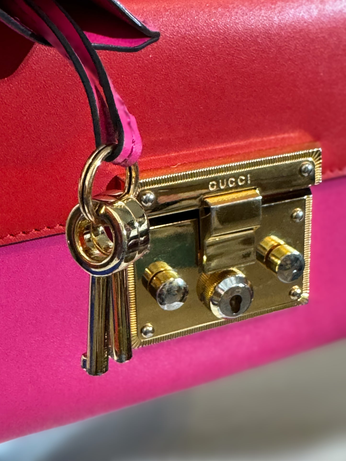 š Gucci Padlock Shoulder Bag ā Red & Pink Leather with Gold Chain